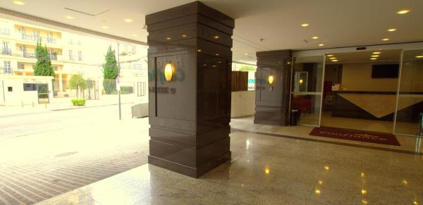 El vestíbulo o zona de recepción del Hotel Confiance Batel