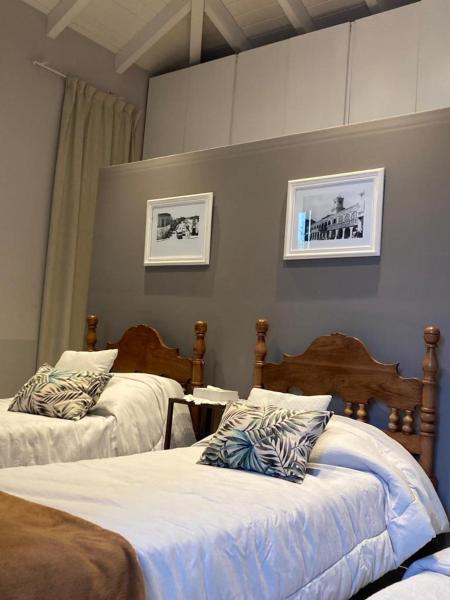 1 dormitorio con 2 camas y 2 cuadros en la pared en HERMOSA CASA CAMPO, EL MEJOR PAISAJE DE SALTA en Salta