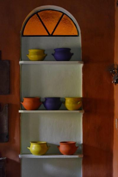 un estante con diferentes cuencos de colores. en Rincon del Valle en San Salvador de Jujuy