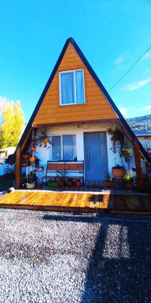 Casa con porche de madera con banco en Paluna cabaña en San Martín de los Andes