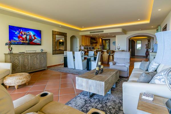 sala de estar con sofá y mesa en Luxury retreat in Cabo del Sol golf y beach community, en Cabo San Lucas