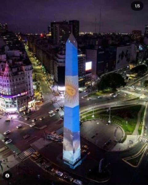 una torre alta en medio de una ciudad por la noche en Green Studio en Buenos Aires