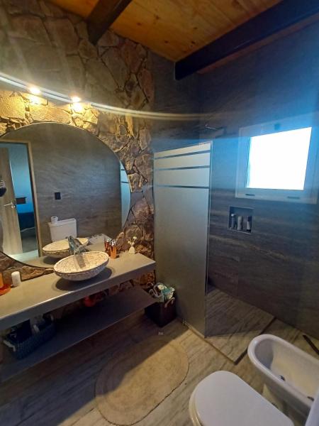 y baño con lavabo y espejo. en Crucecita Eco Lodge en Mendoza