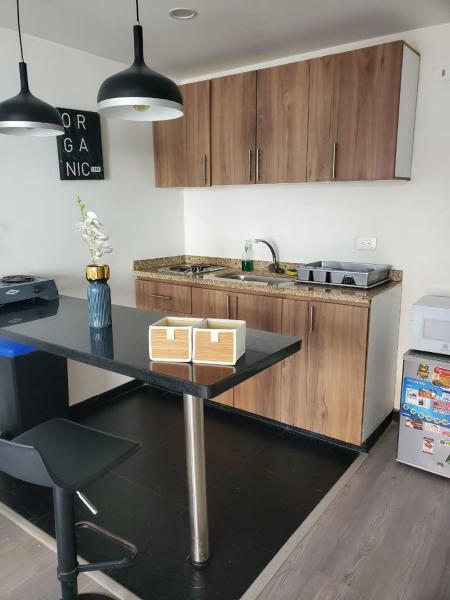 cocina con mesa y encimera en 4 Apartaestudio Cedritos completo, en Bogotá