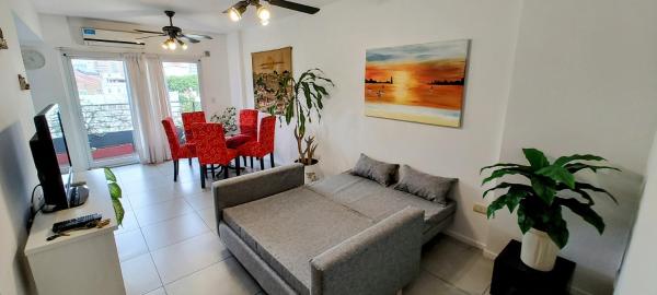 sala de estar con sofá y sillas rojas en Del Barco, Caballito, P. 5° Vista Panorámica en Buenos Aires