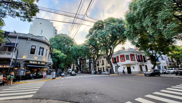una calle de la ciudad con un paso de peatones y un paso de peatones en Del Barco, Caballito, P. 5° Vista Panorámica en Buenos Aires