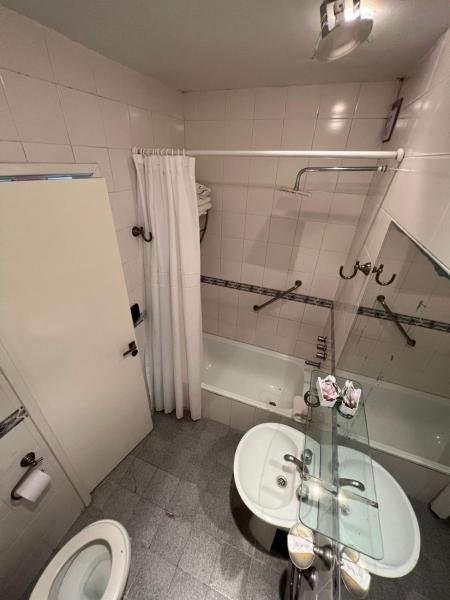 y baño con aseo, lavabo y bañera. en Mojomar Pinamar Hotel en Pinamar