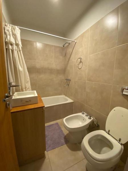 y baño con aseo, lavabo y bañera. en Departamento en Costanera, piso 2 en Gualeguaychú