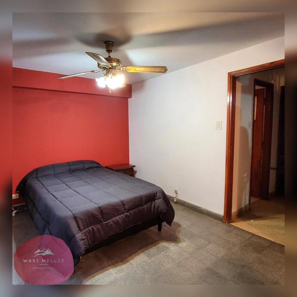1 dormitorio con 1 cama y ventilador de techo en Wasi Melliz en San Salvador de Jujuy