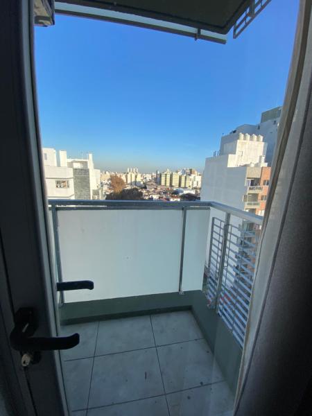 Habitación con balcón con vistas a la ciudad. en ARKA Classy Apartments en Buenos Aires
