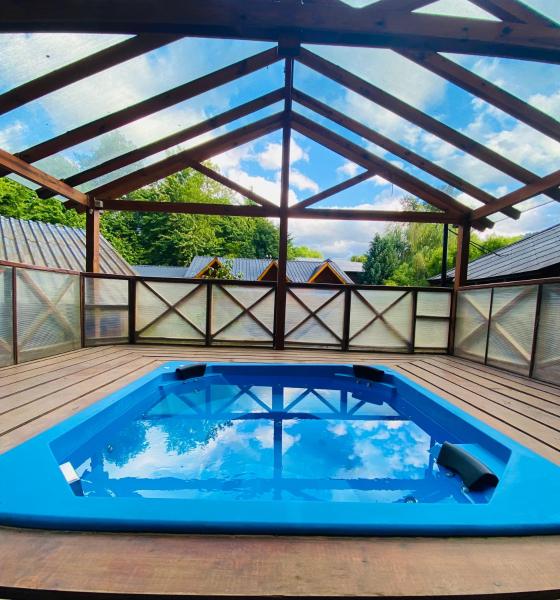 una gran piscina en una terraza con techo en Villa Cümen en San Martín de los Andes