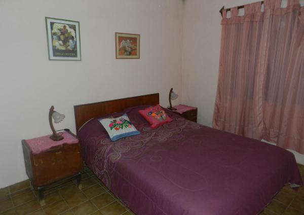1 dormitorio con 1 cama de color púrpura y 2 mesitas de noche en Lo de Lili en Puerto Madryn