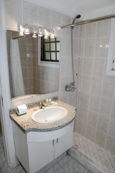 y baño con lavabo y espejo. en Solanas Punta Del Este Spa & Resort, en Punta del Este