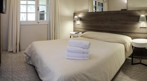 Habitación de hotel con 2 camas y toallas blancas. en Solanas Punta Del Este Spa & Resort, en Punta del Este