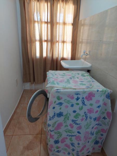 Baño pequeño con cama y lavabo en Naturaleza pura en Puerto Iguazú