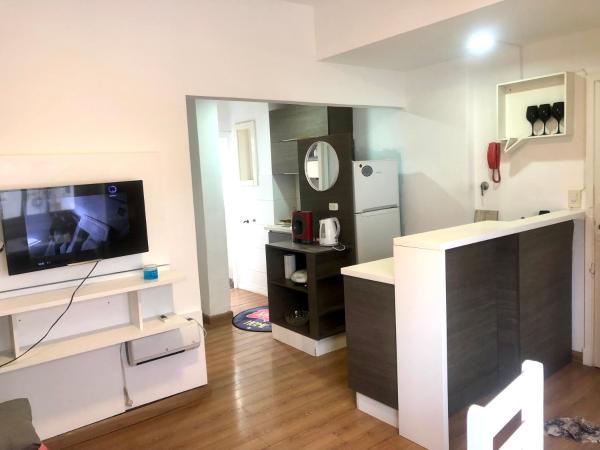 sala de estar con TV y refrigerador en Departamento MDQ en Mar del Plata