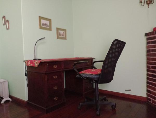 oficina con silla y escritorio con lámpara en La Casa Verde en San Salvador de Jujuy