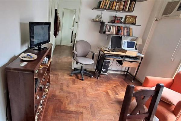 sala de estar con escritorio, ordenador y silla en Departamento Muy Comodo en Excelente Zona en Buenos Aires