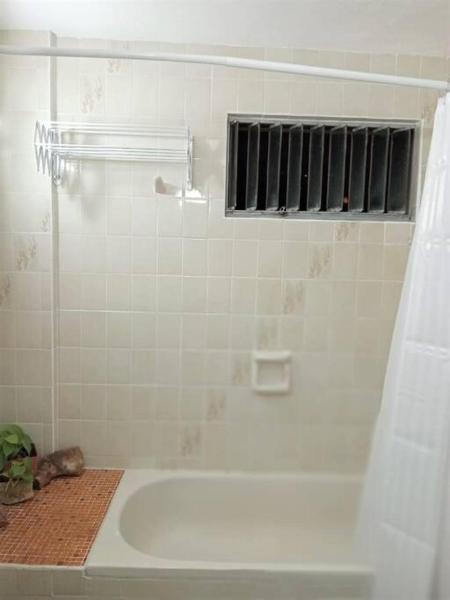 y baño con ducha y bañera blanca. en Departamento Muy Comodo en Excelente Zona en Buenos Aires