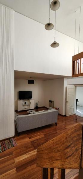 1 dormitorio con 1 cama en el centro de una habitación en Kelly House en Mendoza