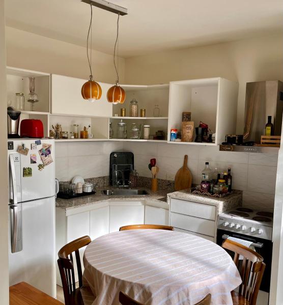 cocina con mesa y refrigerador blanca en Departamento/Penthouse en Belgrano en Buenos Aires