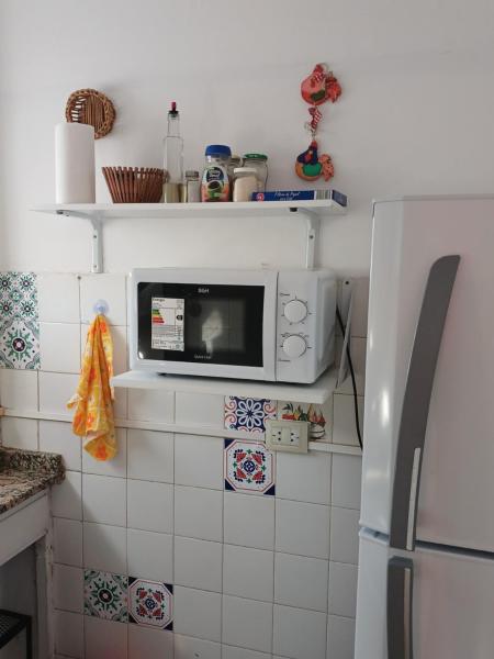 cocina con refrigerador y microondas en la pared en Depto. 2 ambientes luminoso Villa Crespo - cerca del Movistar Arena en Buenos Aires