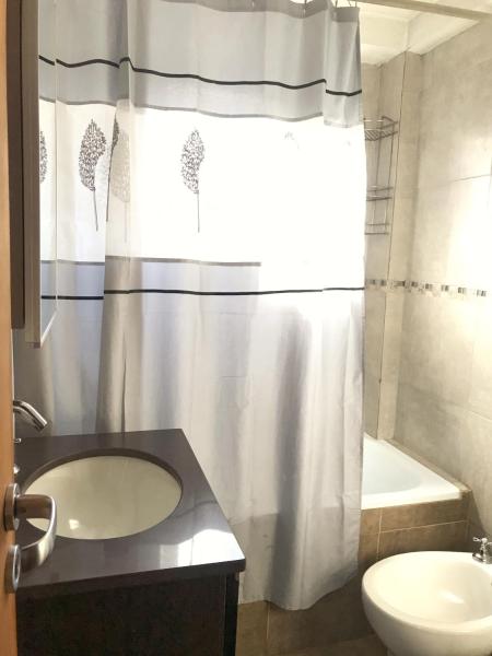 y baño con lavabo, aseo y ducha. en Casa Mora en San Martín de los Andes