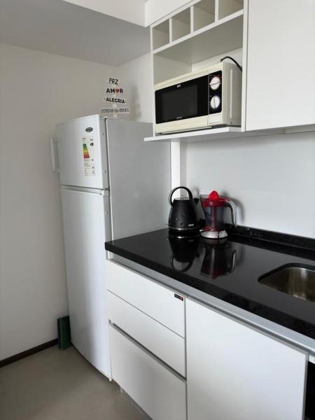 cocina con refrigerador blanca y microondas en Departamento Barrio Norte en Buenos Aires