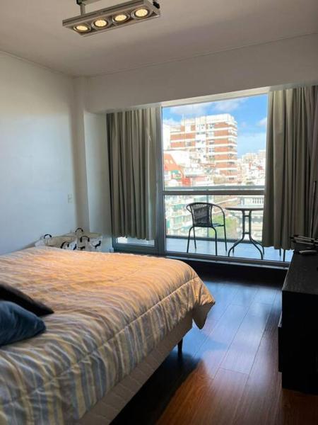 1 dormitorio con 1 cama y balcón con vistas. en Cercano a atracciones turísticas. Recoleta Square en Buenos Aires