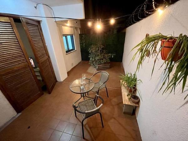 Habitación con mesa, sillas y plantas. en Centric cozy apartment with yard en Mendoza