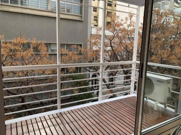 - Balcón con vistas a un edificio en Charming and Comfortable Studio in Palermo en Buenos Aires