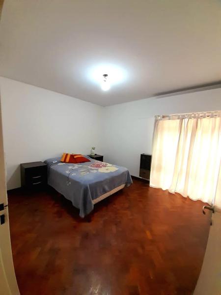 1 dormitorio con cama y ventana grande en DEPARTAMENTO PLENO CENTRO en Mendoza
