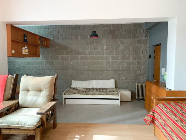 sala de estar con cama y sofá en Estudio simples em Almagro - Gascon 13 en Buenos Aires