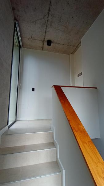 Una escalera en una habitación blanca con ventana a Nereida en Balneario Mar Azul