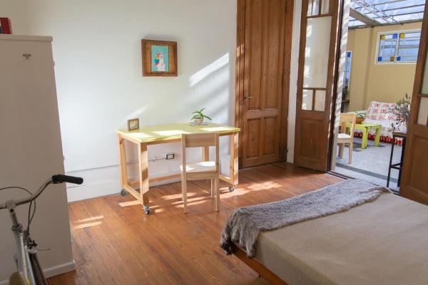 Una habitación con escritorio y una cama en una habitación en Cozy Vintage Apartment in Villa Crespo en Buenos Aires