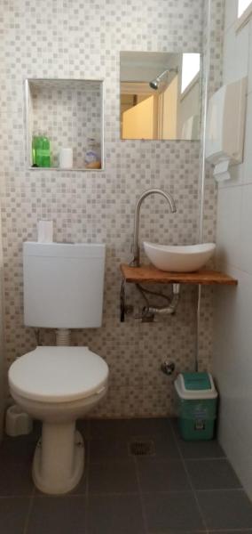 y baño con aseo blanco y lavamanos. en Don Trujo en Mendoza