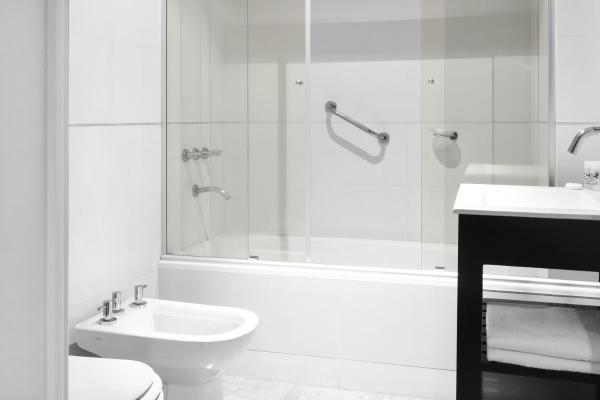 y baño con ducha, aseo y lavamanos. en Excelente departamento ubicado en una zona privilegiada de Recoleta en Buenos Aires