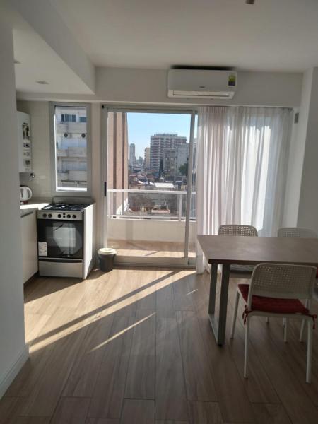 cocina con mesa y vistas a la ciudad en Apart 3 Cid Campeador en Buenos Aires