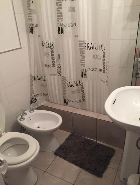 y baño con aseo, lavabo y ducha. en Apartamento en el corazón de Recoleta en Buenos Aires
