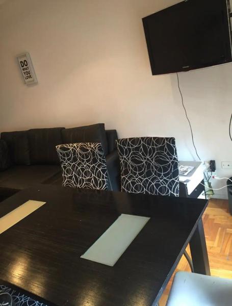 sala de estar con sofá negro y mesa en Apartamento en el corazón de Recoleta en Buenos Aires