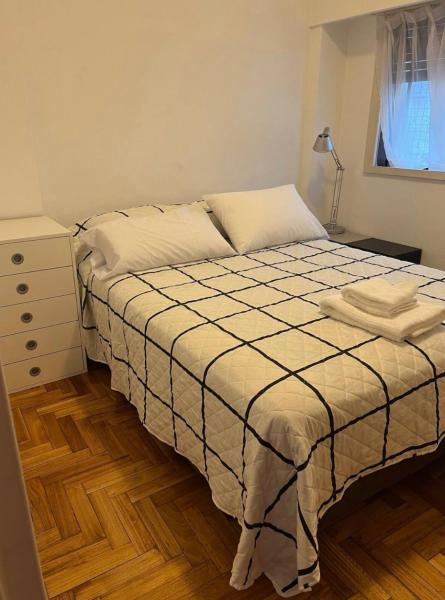 1 dormitorio con 1 cama, vestidor y ventana en Apartamento en el corazón de Recoleta en Buenos Aires