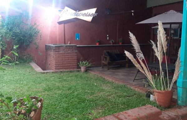 un patio con mesa y sombrilla en Tu Hostel Tucuman en San Miguel de Tucumán