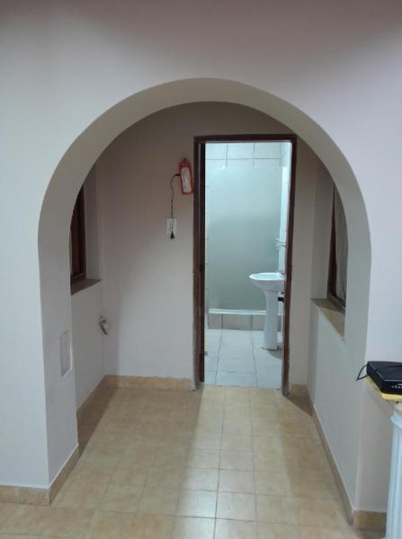 pasillo con baño con lavabo y aseo en departamento Gorriti en San Salvador de Jujuy