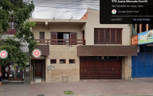 una casa con dos puertas de garaje en una calle en departamento Gorriti en San Salvador de Jujuy