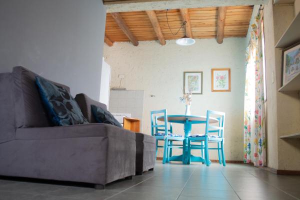 sala de estar con sofá, mesa y sillas en Andes Home 4 en Mendoza