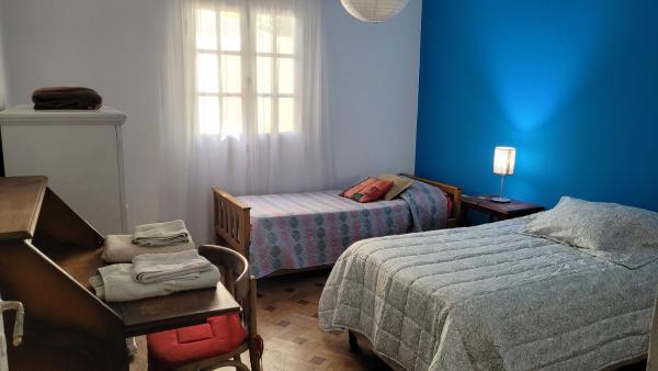 1 dormitorio con 2 camas, escritorio y ventana en Casa céntrica en Salta