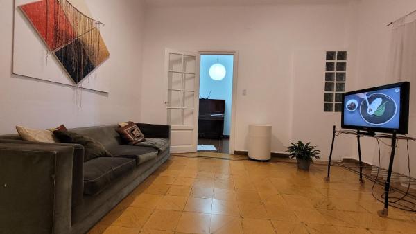 sala de estar con sofá y TV en Casa céntrica en Salta