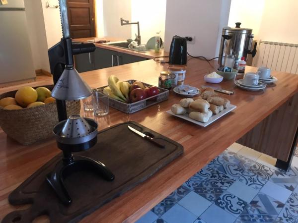una encimera de cocina con una mesa con fruta. en Bitelyus Hostel Club en Mar del Plata