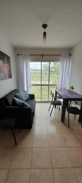 sala de estar con sofá y mesa en Las Colinas en Salta