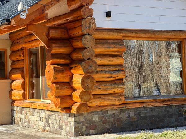 una pared de una cabaña de madera con una ventana en ella en Villa Soñada - Encantadora Casa para 6 Personas en Esquel